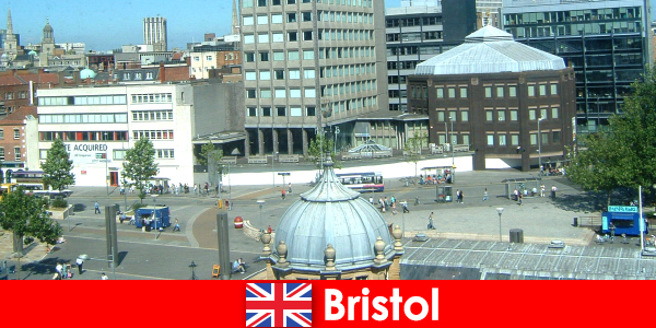 Passeio na cidade de Bristol, na Inglaterra, para turistas que viajam