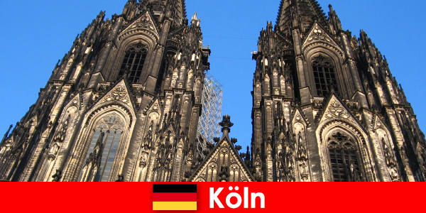 Veranistas da família alemã com crianças gostam de viajar para a cidade de Colônia