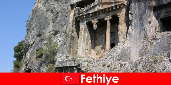 Fethiye uma cidade antiga à beira-mar com muitos monumentos