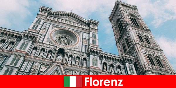 Florença com muitas cidades históricas da arte atrai visitantes de todo o mundo