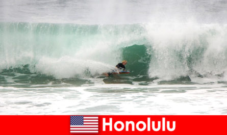 Island paradise Honolulu oferece ondas perfeitas para surfistas profissionais e de hobby
