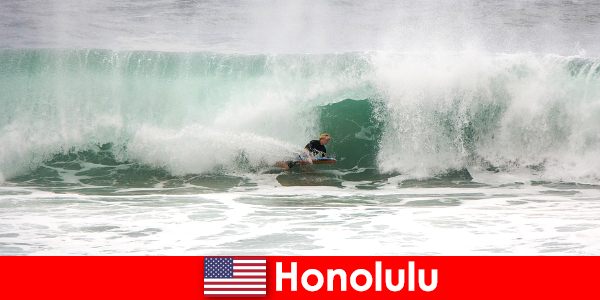 Island paradise Honolulu oferece ondas perfeitas para surfistas profissionais e de hobby