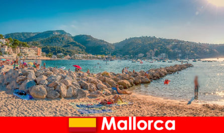 Mallorca com a mundialmente famosa festa e belas praias