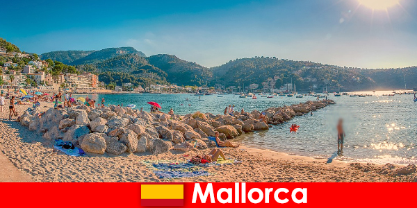 Mallorca com a mundialmente famosa festa e belas praias