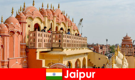 Palácios impressionantes e a última moda podem ser encontrados pelos turistas em Jaipur, na Índia