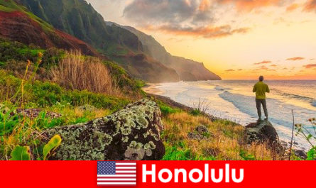 Honolulu é conhecida pelas praias, mar, pôr do sol para o bem-estar e férias relaxantes