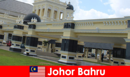 Johor Bahru, a cidade portuária, não só atrai fiéis à antiga mesquita, mas também turistas