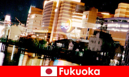 As inúmeras discotecas, boates ou restaurantes de Fukuoka são um ponto de encontro importante para os turistas