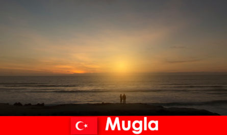 Viagem de verão em Mugla, Turquia com baías pitorescas para os amantes do coração da cidade