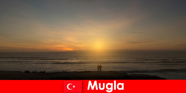 Viagem de verão em Mugla, Turquia com baías pitorescas para os amantes do coração da cidade