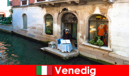 Pura experiência de viagem para turistas que fazem compras no centro histórico de Veneza, na Itália