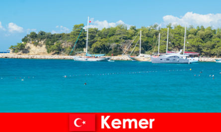 Passeio de barco e festas badaladas para jovens turistas em Kemer, Turquia