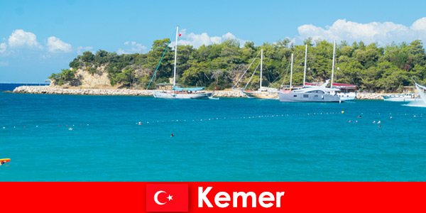 Passeio de barco e festas badaladas para jovens turistas em Kemer, Turquia