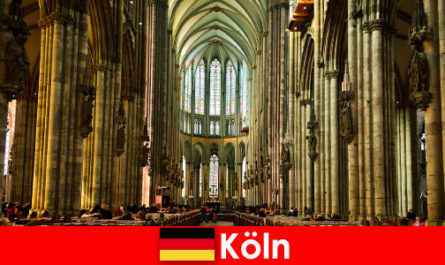 Peregrinação para estranhos aos três reis sagrados na Catedral de Colônia