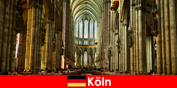 Peregrinação para estranhos aos três reis sarados na Catedral de Colônia