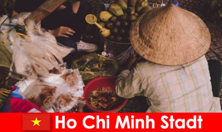 Estrangeiros experimentam a variedade de barracas de comida na cidade de Ho Chi Minh, Vietnã
