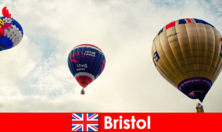 Feriado para turistas corajosos em voos de balão sobre Bristol, Inglaterra