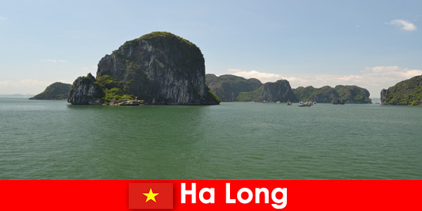 Passeios de barco para turistas aos gigantes do rock em Ha Long, Vietnã