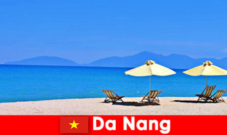 Turistas de pacotes relaxam nas praias azuis de Da Nang, Vietnã