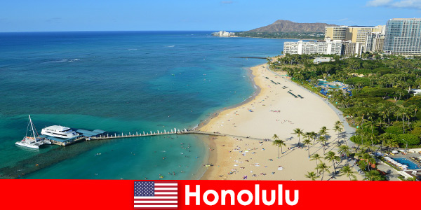 Um destino típico para turistas relaxantes à beira-mar é Honolulu, Estados Unidos