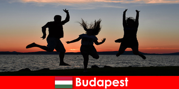 Budapeste Hungria para jovens turistas com música e bebidas baratas em bares e discotecas