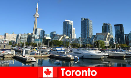 Toronto, no Canadá, é uma metrópole moderna à beira-mar muito popular entre os turistas urbanos