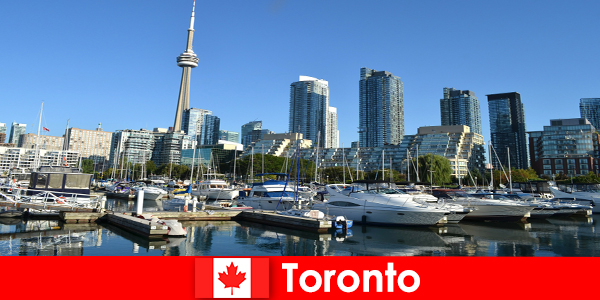 Toronto, no Canadá, é uma metrópole moderna à beira-mar muito popular entre os turistas urbanos