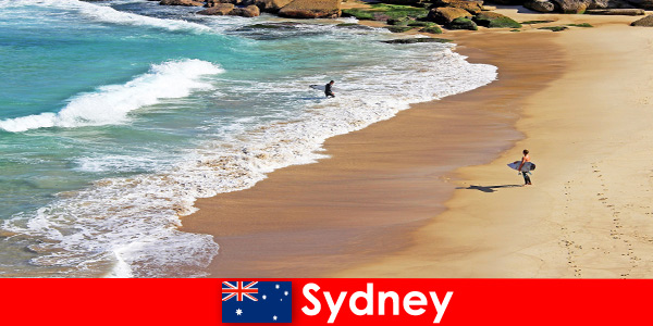 Turistas de surfe aproveitam o chute final em Sydney, Austrália