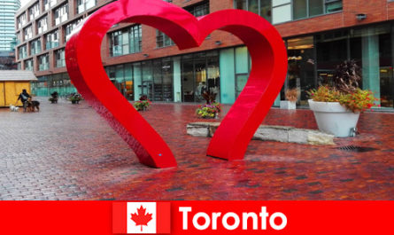 Toronto, Canadá, como uma cidade colorida, é vista por visitantes estrangeiros como uma metrópole multicultural