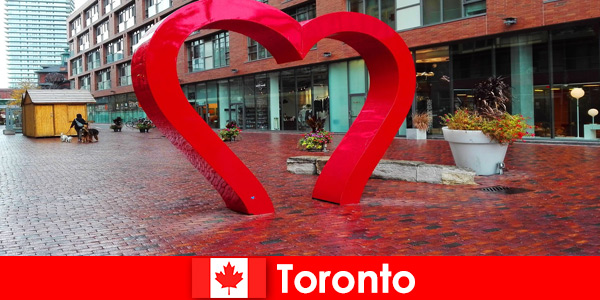 Toronto, Canadá, como uma cidade colorida, é vista por visitantes estrangeiros como uma metrópole multicultural