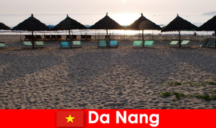 Resorts de luxo em belas praias de areia para turistas em Da Nang, Vietnã