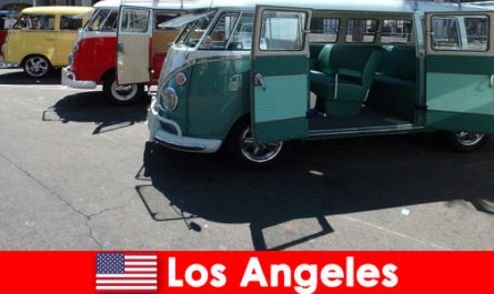 Estrangeiros alugam carros baratos em Los Angeles, Estados Unidos, para passear