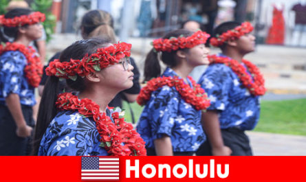Convidados estrangeiros adoram intercâmbios culturais com residentes locais em Honolulu, Estados Unidos