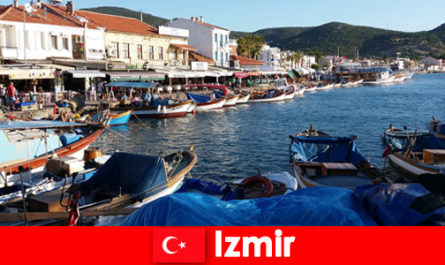 Viajantes ativos viajam diariamente entre a cidade e a praia em Izmir, Turquia