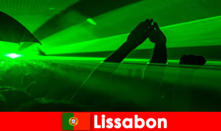 Noites discotecas populares na praia para jovens turistas em Lisboa Portugal