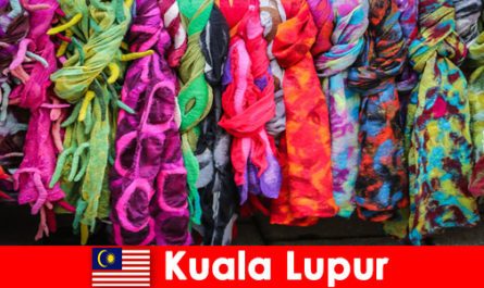 Turistas culturais em Kuala Lumpur, Malásia, experimentam a excelente habilidade artesanal