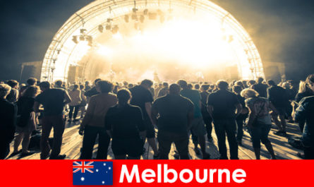 Estranhos comparecem aos concertos ao ar livre em Melbourne, Austrália todos os anos