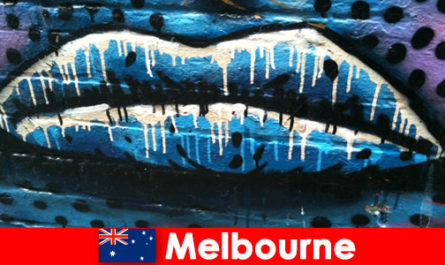 Os viajantes admiram as artes de rua mundialmente famosas de Melbourne, Austrália