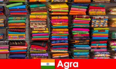Grupos de turismo do exterior compram tecidos de seda baratos em Agra, Índia