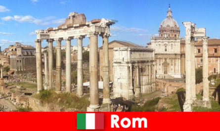 Passeios de ônibus para hóspedes europeus nas antigas escavações e ruínas em Roma, Itália