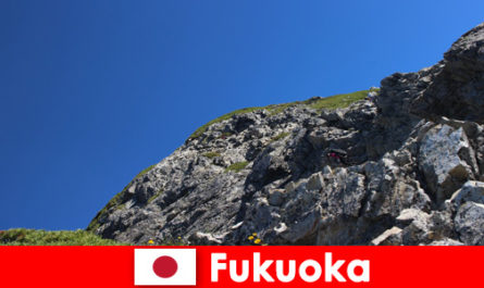 Viagem de aventura nas montanhas em Fukuoka, no Japão, para turistas esportivos estrangeiros