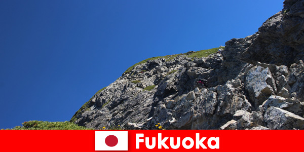 Viagem de aventura nas montanhas em Fukuoka, no Japão, para turistas esportivos estrangeiros