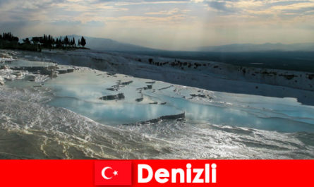 Férias em spa para turistas nas fontes termais curativas de Denizli, Turquia