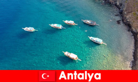 Os turistas aproveitam o último tempo do sol para umas férias em Antalya, Turquia