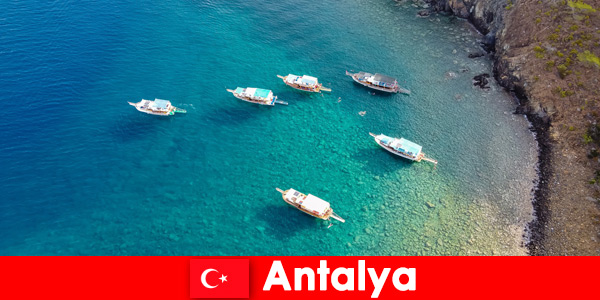 Os turistas aproveitam o último tempo do sol para umas férias em Antalya, Turquia