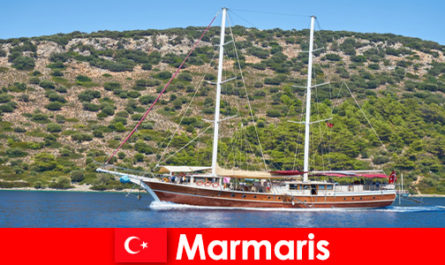 Viagem de férias para jovens turistas com passeios de barco populares em Marmaris, Turquia