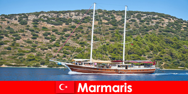 Viagem de férias para jovens turistas com passeios de barco populares em Marmaris, Turquia