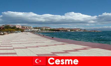 Os cartões postais são uma experiência para os visitantes estrangeiros em Cesme, Turquia
