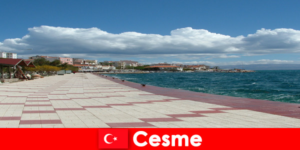 Os cartões postais são uma experiência para os visitantes estrangeiros em Cesme, Turquia