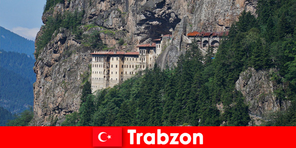 Ruínas de um antigo mosteiro em Trabzon, na Turquia, convidam turistas curiosos a visitar